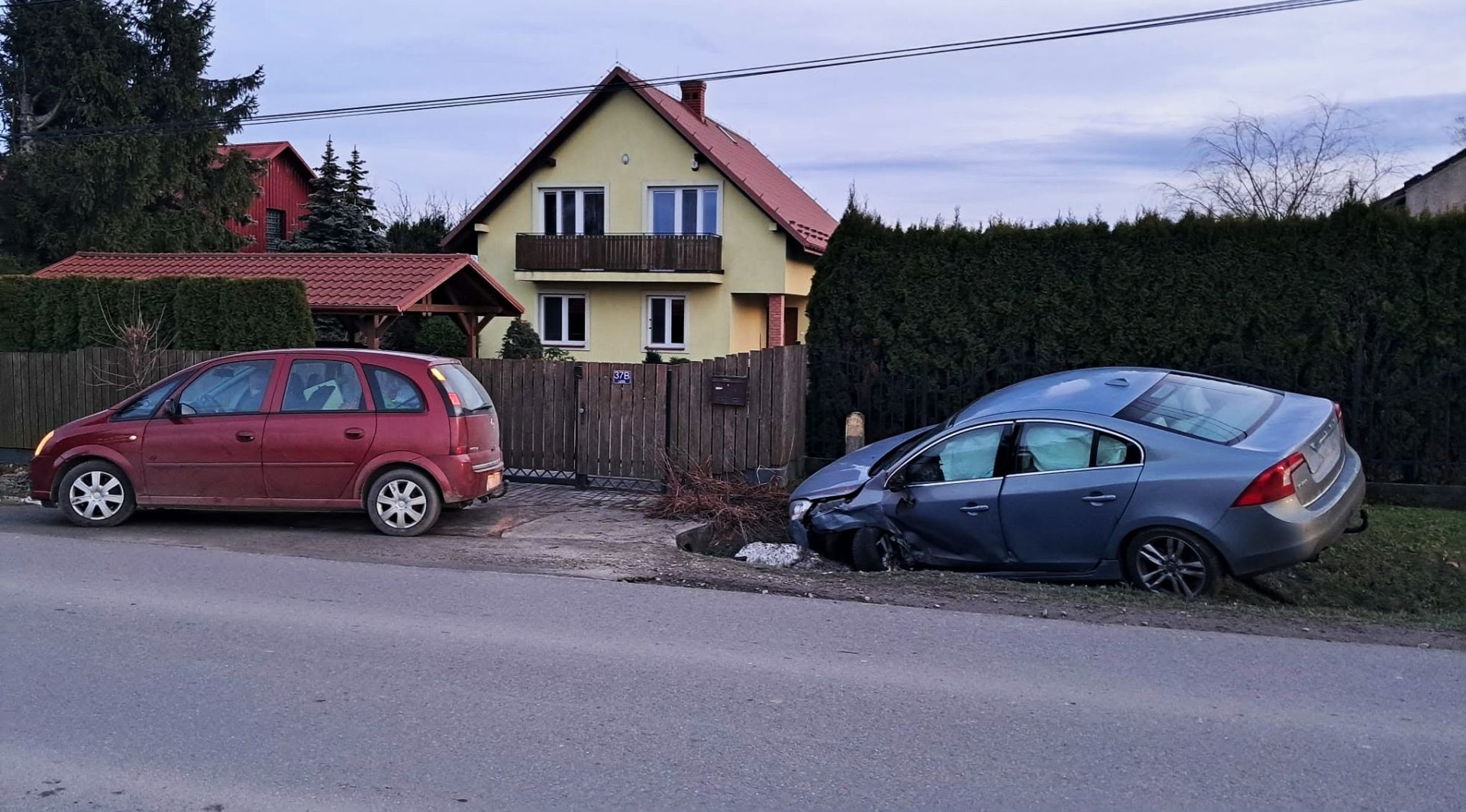 [ZDJĘCIA] Uwaga kierowcy! Kolizja trzech aut w rejonie Lasku
