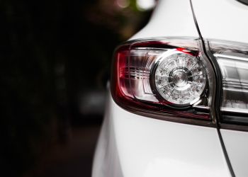 Sprawdź bezpłatnie światła w swoim samochodzie. To ostatni moment