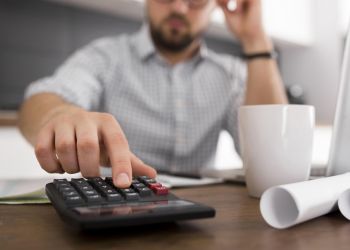 Nauczyciele bez pełnych wypłat. Finansowy kryzys w Sanoku