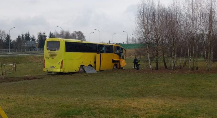[ZDJĘCIA, AKTUALIZACJA] Autobus z pasażerami wypadł z ronda w Rzeszowie. 14 osób rannych