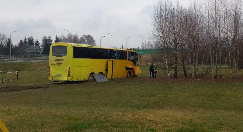 [ZDJĘCIA, AKTUALIZACJA] Autobus z pasażerami wypadł z ronda w Rzeszowie, są ranni