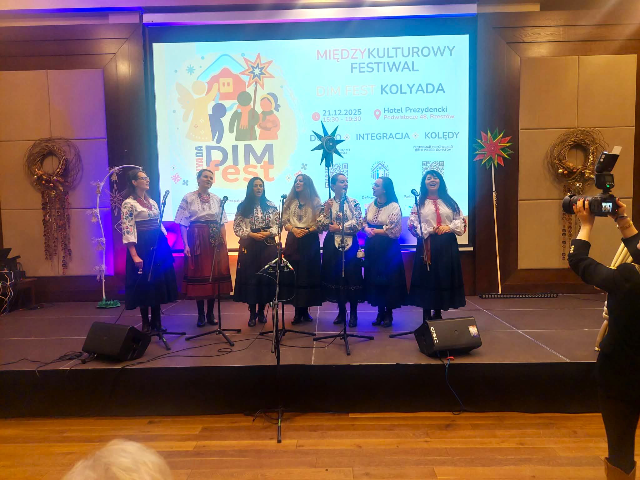 Międzykulturowy festiwal Dim FEST Kolada. Na&nbsp;scenie zabrzmiały kolędy w&nbsp;różnych językach [ZDJĘCIA]