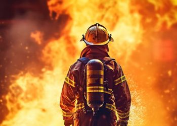 [AKTUALIZACJA] Wielki pożar hali w&nbsp;Stalowej Woli. Ogień objął większość obiektu