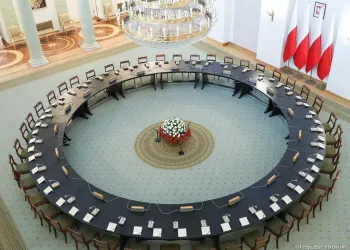 Okrągły Stół opuszcza Pałac Prezydencki. Prezydent Nawrocki: to&nbsp;ważna historia, ale&nbsp;nie&nbsp;symbol przyszłości