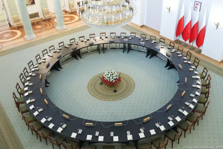 Okrągły Stół opuszcza Pałac Prezydencki. Prezydent Nawrocki: to ważna historia, ale nie symbol przyszłości 1 - Polskie Radio Rzeszów Okrągły Stół opuszcza Pałac Prezydencki. Prezydent Nawrocki: to ważna historia, ale nie symbol przyszłości