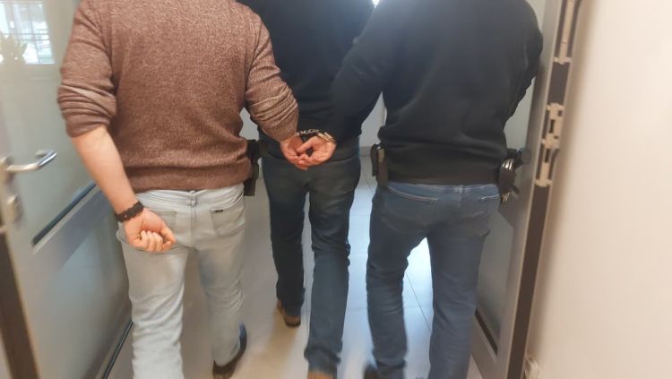 Zatrzymany sprawca oszustwa „na BLIKA”. Był poszukiwany pięcioma listami gończymi [FOTO + WIDEO]