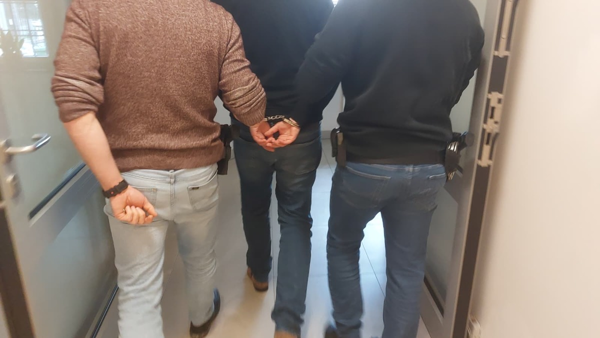 Zatrzymany sprawca oszustwa „na BLIKA”. Był poszukiwany pięcioma listami gończymi [FOTO + WIDEO]