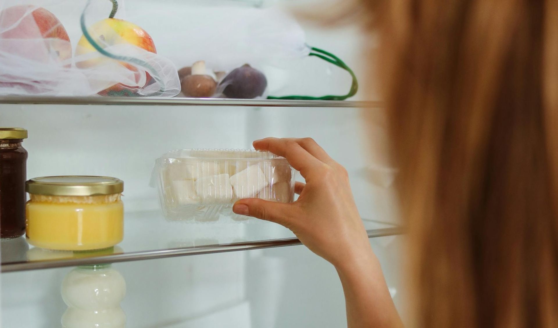 Otwarta lodówka w Przeworsku. Mieszkańcy mogą dzielić się żywnością i korzystać z pomocy 7 - Polskie Radio Rzeszów Otwarta lodówka w Przeworsku. Mieszkańcy mogą dzielić się żywnością i korzystać z pomocy