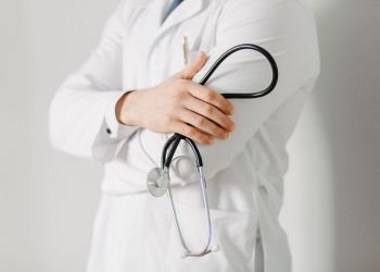 Świąteczna opieka zdrowotna. Gdzie szukać pomocy w&nbsp;Wigilię i&nbsp;święta