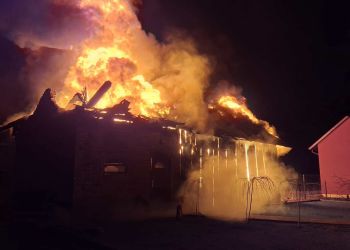 Ogień objął cały budynek. Pożar w Żołyni gasiło 6 oddziałów straży