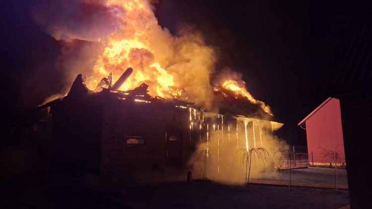 Ogień objął cały budynek. Pożar w Żołyni gasiło 6 oddziałów straży