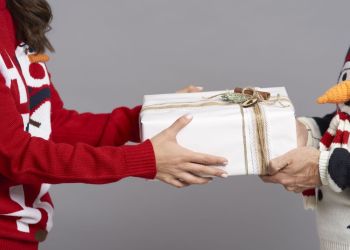 Dlaczego dajemy prezenty? Tradycja, która buduje relacje – od dawnych rytuałów po współczesne Mikołajki