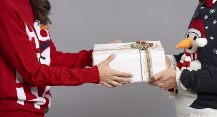 Dlaczego dajemy prezenty? Tradycja, która buduje relacje – od dawnych rytuałów po współczesne Mikołajki 1 - Polskie Radio Rzeszów Dlaczego dajemy prezenty? Tradycja, która buduje relacje – od dawnych rytuałów po współczesne Mikołajki