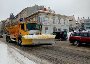 [ZDJĘCIA] Zima w&nbsp;Przemyślu: intensywna praca służb po&nbsp;nocnych opadach śniegu