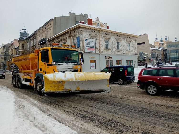 [ZDJĘCIA] Zima w&nbsp;Przemyślu: intensywna praca służb po&nbsp;nocnych opadach śniegu
