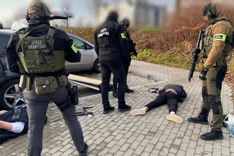 Rozbito międzynarodową grupę fałszerzy dokumentów. 42 osoby podejrzane [ZDJĘCIA]