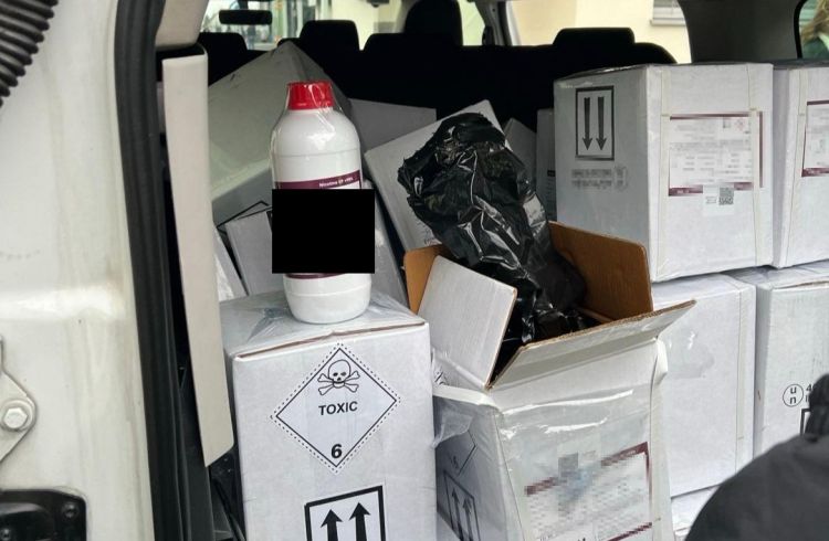 320 litrów nielegalnej nikotyny wykryły służby graniczne w&nbsp;bagażniku taksówki