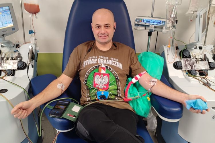 Strażnik graniczny z Lubaczowa podzielił się szpikiem kostnym z chorą w USA 1 - Polskie Radio Rzeszów Strażnik graniczny z Lubaczowa podzielił się szpikiem kostnym z chorą w USA