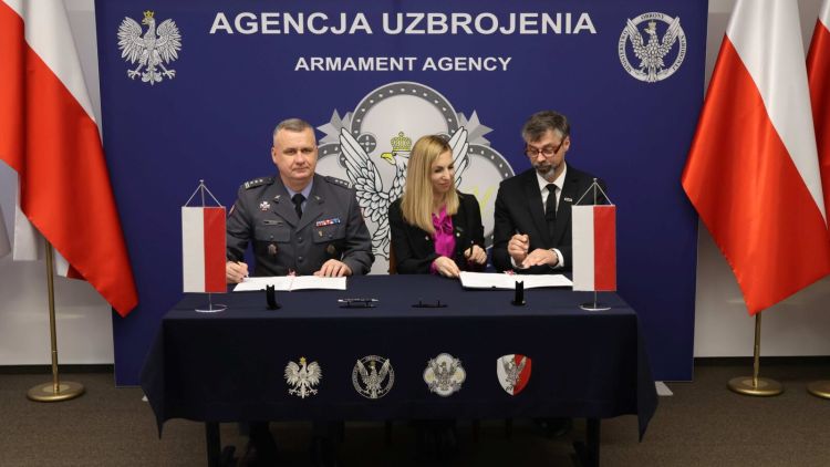 Huta Stalowa Wola z nowymi kontraktami. Wojsko odbierze Baobaby i kontenerowe warsztaty 1 - Polskie Radio Rzeszów Huta Stalowa Wola z nowymi kontraktami. Wojsko odbierze Baobaby i kontenerowe warsztaty