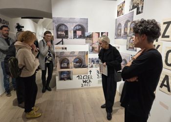 [ZDJĘCIA] „Upadasz? Nie&nbsp;wstawaj” na&nbsp;Artefaktach w&nbsp;Przemyślu. Jubileuszowa odsłona sztuki współczesnej Podkarpacia