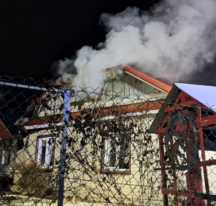 Pożar w&nbsp;Hermanowej. Pali się wiata i&nbsp;część domu jednorodzinnego [AKTUALIZACJA, ZDJĘCIA]