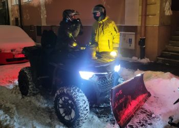 Quady z&nbsp;pługami na&nbsp;ulicach Przemyśla pomagają w&nbsp;odśnieżaniu