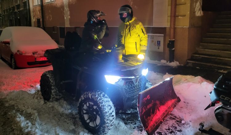 Quady z pługami na ulicach Przemyśla pomagają w odśnieżaniu 1 - Polskie Radio Rzeszów Quady z pługami na ulicach Przemyśla pomagają w odśnieżaniu