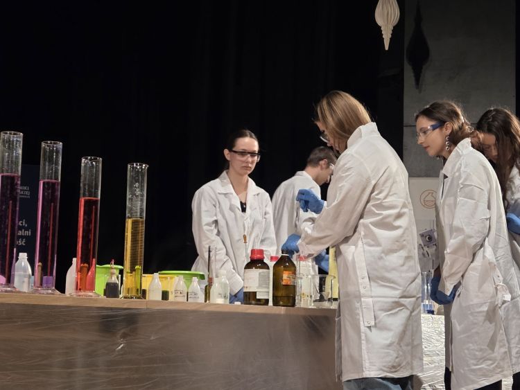 Wybrane Problemy Chemii na&nbsp;Politechnice Rzeszowskiej. Blisko tysiąc uczniów na&nbsp;seminarium naukowym [ZDJĘCIA]