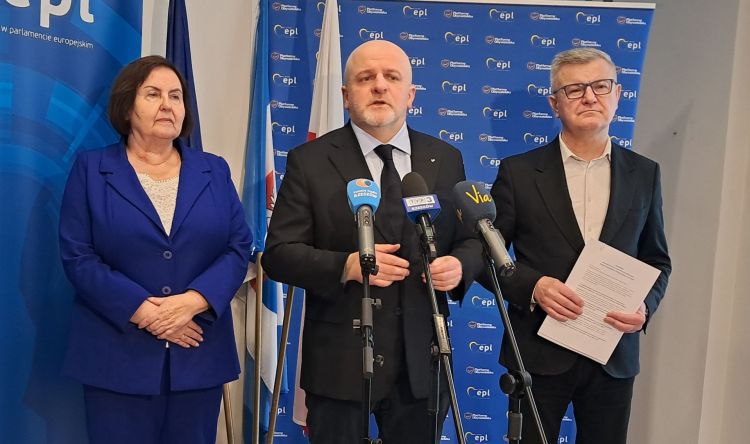 Spór w&nbsp;sejmiku województwa podkarpackiego. Opozycja, etyka i&nbsp;odznaczenie dla Andrzeja Dudy [ZDJĘCIA]