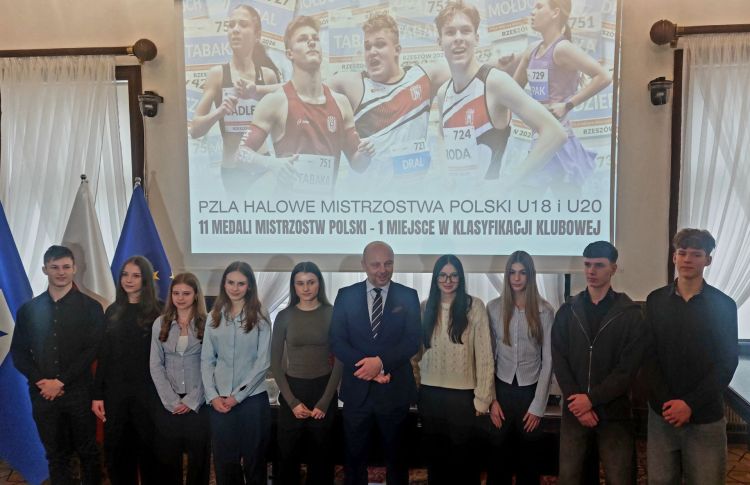 Gratulacje władz Rzeszowa dla młodych lekkoatletów CWKS Resovii - Polskie Radio Rzeszów