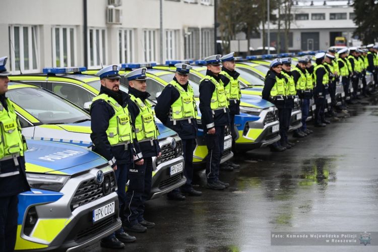 Nowe radiowozy dla podkarpackiej policji. Nie&nbsp;tylko&nbsp;SUV-y, również auta do&nbsp;przewozu psów [ZDJĘCIA, WIDEO]