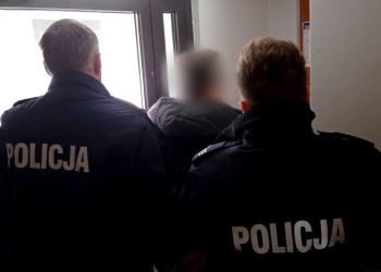 30-latek chciał przechytrzyć policję, ukrył się w&nbsp;specjalnej skrytce pod&nbsp;podłogą