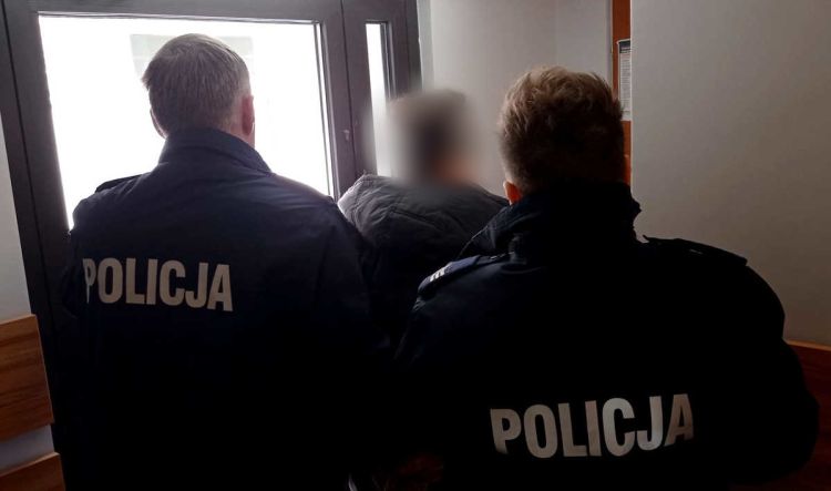 30-latek chciał przechytrzyć policję, ukrył się w&nbsp;specjalnej skrytce pod&nbsp;podłogą