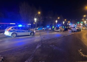 [ZDJĘCIA, WIDEO] Pościg za&nbsp;piratem drogowym z&nbsp;Kolbuszowej do&nbsp;Rzeszowa. Zatrzymane dwie osoby, uszkodzony radiowóz