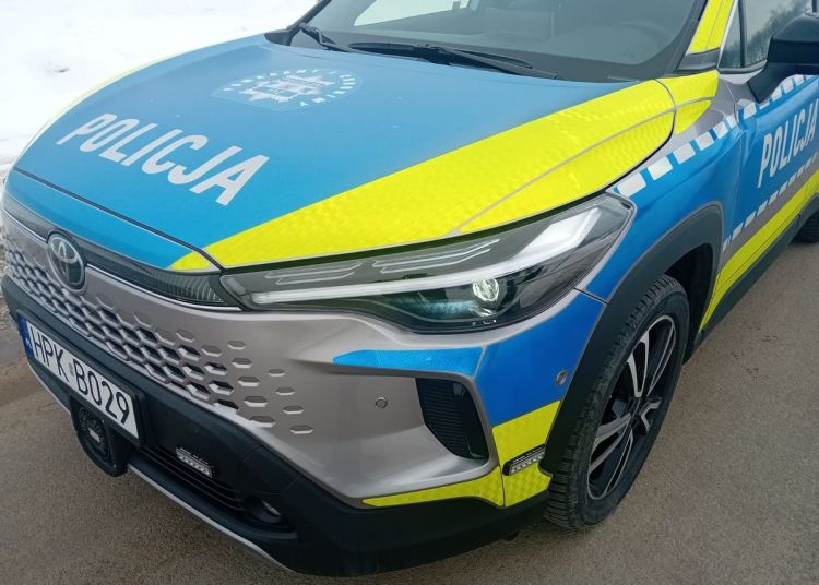 Starsza kobieta siedziała wyziębiona na&nbsp;przystanku. Uratował ją&nbsp;przechodzień