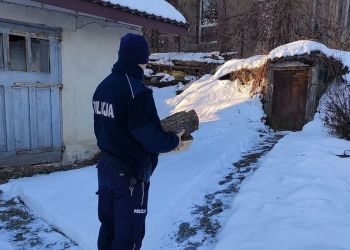 Policjanci pomogli samotnemu i&nbsp;schorowanemu 61-latkowi. Zrobili zakupy, przynieśli opał