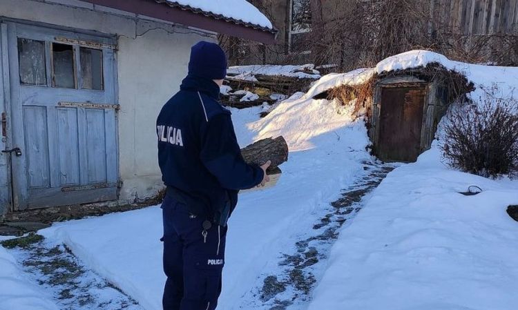 Policjanci pomogli samotnemu i&nbsp;schorowanemu 61-latkowi. Zrobili zakupy, przynieśli opał