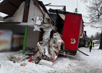 Droga w&nbsp;Jaśle już odblokowana. Ciężarówka wbiła się w&nbsp;budynek, jedna osoba została ranna [AKTUALIZACJA, ZDJĘCIA]