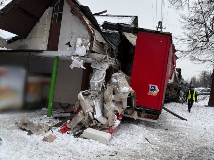 Droga w&nbsp;Jaśle już odblokowana. Ciężarówka wbiła się w&nbsp;budynek, jedna osoba została ranna [AKTUALIZACJA, ZDJĘCIA]