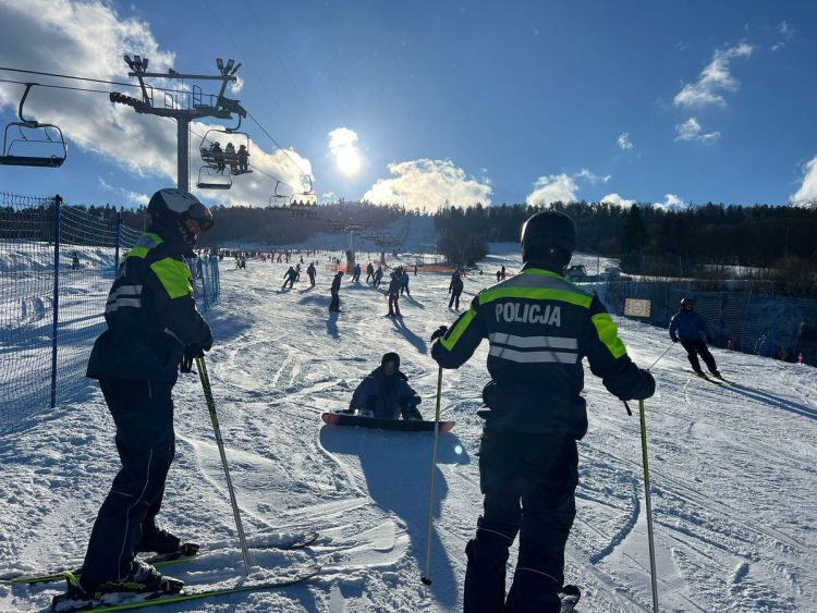 Policyjne patrole na&nbsp;stokach w&nbsp;Bieszczadach. Funkcjonariusze dbają o&nbsp;bezpieczeństwo narciarzy