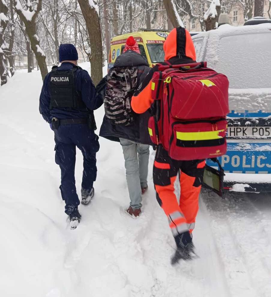 Interwencja w pustostanie. Policjanci pomogli wychłodzonemu mężczyźnie - Polskie Radio Rzeszów