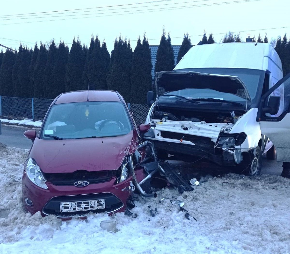 Zablokowana droga w Łopuszce Wielkiej po zderzeniu osobówki z autem dostawczym [AKTUALIZACJA, ZDJĘCIA] - Polskie Radio Rzeszów
