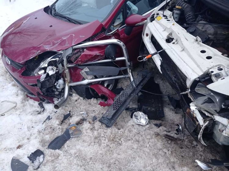 Zablokowana droga w&nbsp;Łopuszce Wielkiej po&nbsp;zderzeniu osobówki z&nbsp;autem dostawczym [AKTUALIZACJA, ZDJĘCIA]