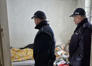 Dzielnicowy ruszył na pomoc bezdomnemu, zamiast do schroniska trafił do więzienia 2 - Polskie Radio Rzeszów Dzielnicowy ruszył na pomoc bezdomnemu, zamiast do schroniska trafił do więzienia