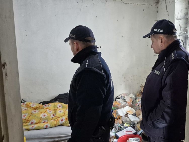 Dzielnicowy ruszył na pomoc bezdomnemu, zamiast do schroniska trafił do więzienia 1 - Polskie Radio Rzeszów Dzielnicowy ruszył na pomoc bezdomnemu, zamiast do schroniska trafił do więzienia