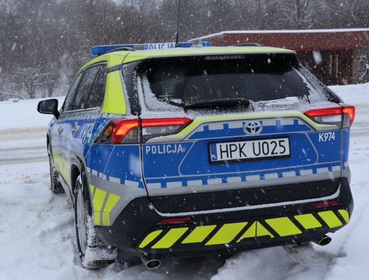 Policjanci uratowali wychłodzonego i&nbsp;pijanego 15-latka. Chłopiec leżał w&nbsp;zaspie