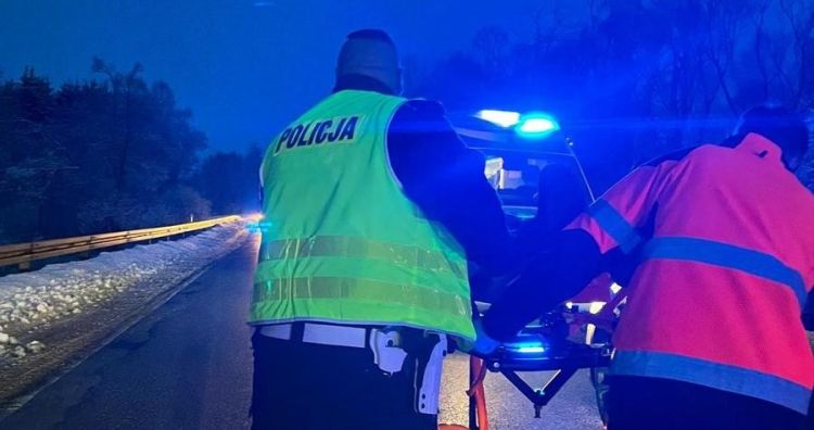 Zasłabł za&nbsp;kierownicą. Policjanci uratowali 46-letniego mężczyznę