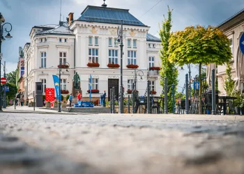 Wystawa czarno-białych zdjęć osób spotkanych na&nbsp;ulicach Krosna