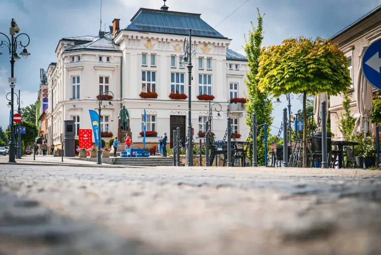 Wystawa czarno-białych zdjęć osób spotkanych na ulicach Krosna 1 - Polskie Radio Rzeszów Wystawa czarno-białych zdjęć osób spotkanych na ulicach Krosna
