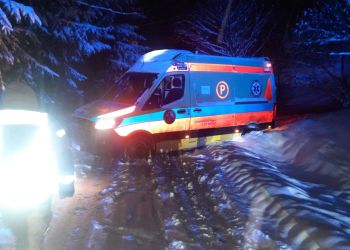 Karetka jadąca do&nbsp;pacjenta utknęła w&nbsp;rowie